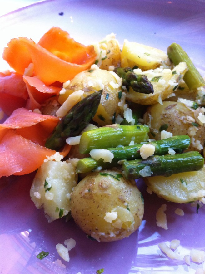 Potatissallad med sparris & gräslök