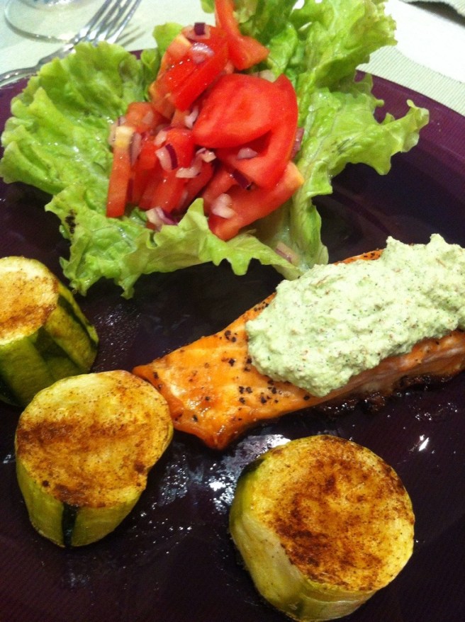 Lax med dillpesto, tomatsallad och zucchinistubbar